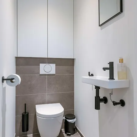 Huswell - Modern And Stylish With Terrace Apartment